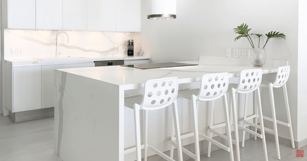 Cocina_pequeña_con_isla,_cocina_con_barra_cocina_integral_cocina_blanca_-_Blog_Finezza