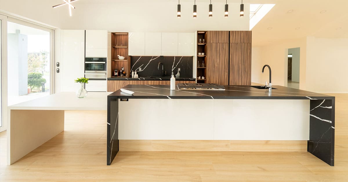 Cocina_integral_con_isla_barra_multifuncional_y_muebles_en_alto_brillo